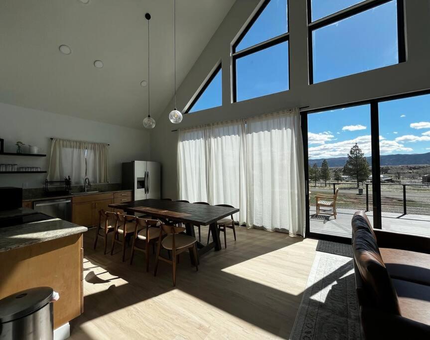Red Rock Retreat Stunning Floor To Ceiling Views Villa Хеч Екстериор снимка